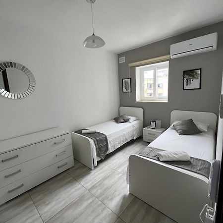 F4 Room 3, Private Room Two Single Beds Shared Bathroom Msida Luaran gambar