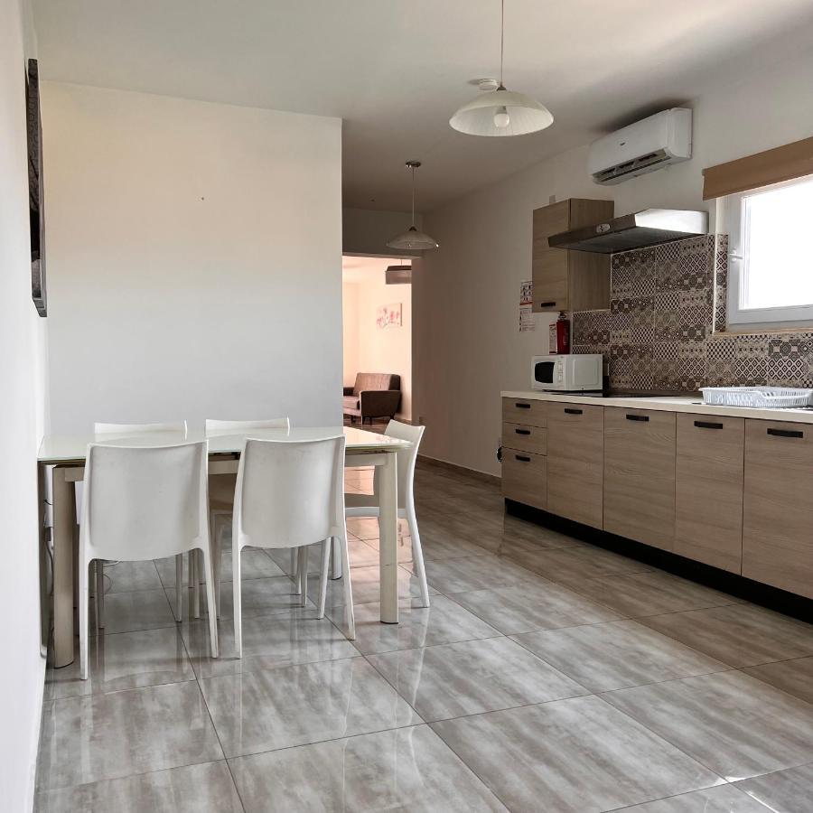 F4 Room 3, Private Room Two Single Beds Shared Bathroom Msida Luaran gambar
