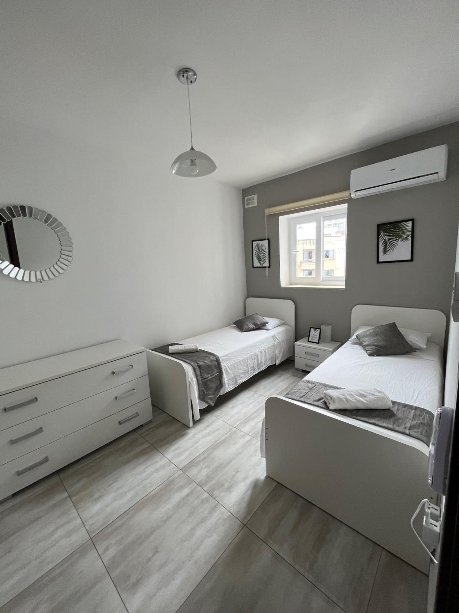 F4 Room 3, Private Room Two Single Beds Shared Bathroom Msida Luaran gambar